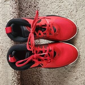 Nike-boys sneakers-EUC-4Y